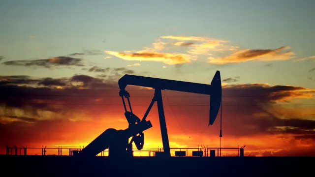 Цены на нефть падают на фоне мирных переговоров между США и Ираном и настроений на рынке