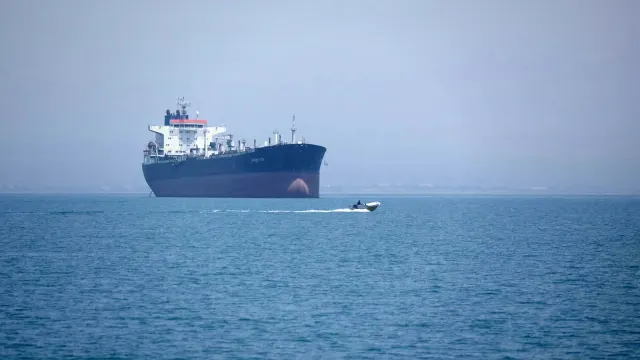 Un navire d'ADNOC frappé par un projectile dans le détroit d'Hormuz au milieu des tensions maritimes croissantes