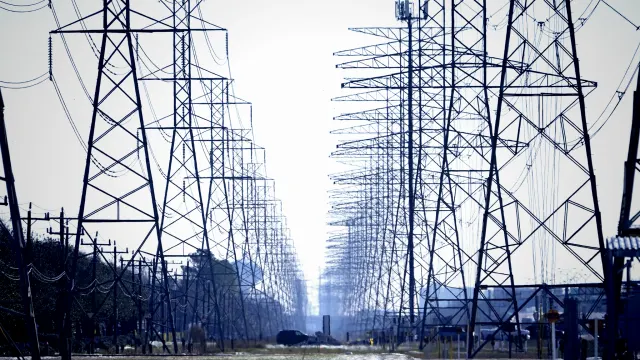 El Gobernador de Texas Congela Aprobaciones de Centros de Datos Ante la Presión de la Red Eléctrica