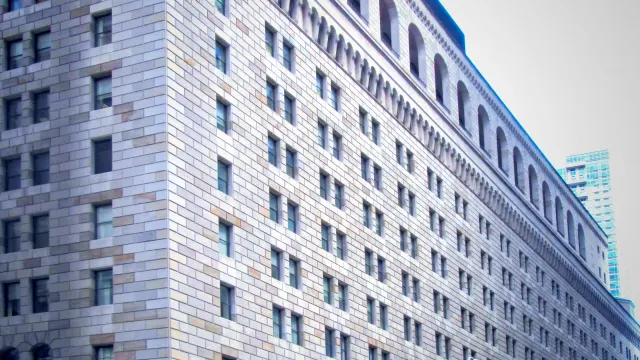 NY Fed berichtet über Anstieg der Kreditkartenstände bei sinkenden Zahlungsverzugraten