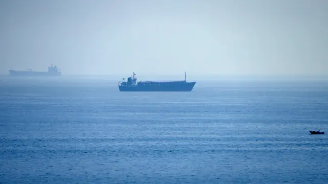 Iran and Oman Make Progress in Negotiations to Reopen the Strait of Hormuz