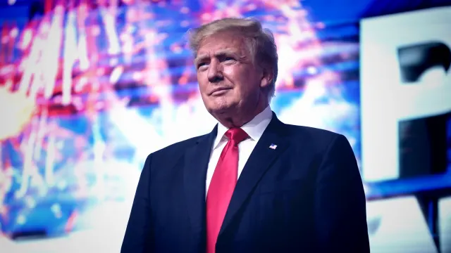 Cambio de avión de Trump durante la cumbre de la OTAN debido a amenaza de misil
