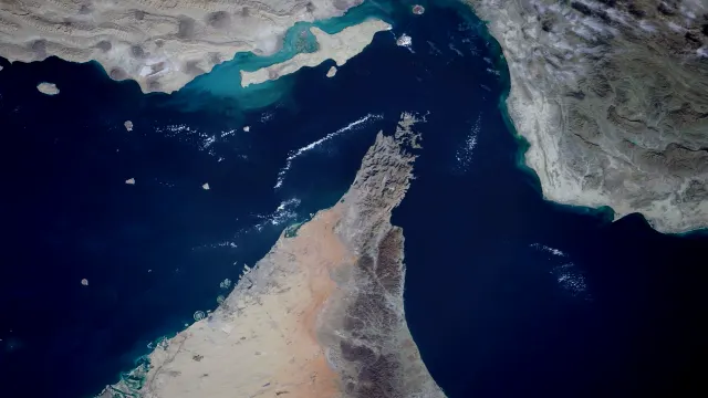 Irán Formaliza el Control sobre el Estrecho de Ormuz, Impactando el Comercio Global