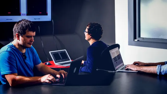 La Tasa de Ingresos de Anthropic Supera los $65 Mil Millones Antes de su IPO