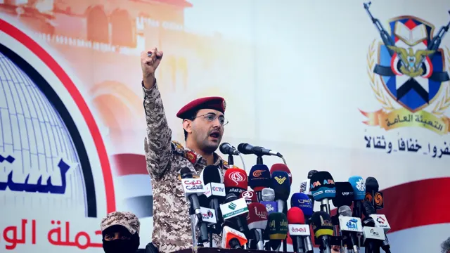 Los hutíes atacan un buque militar saudí en el Mar Rojo, intensificando las tensiones regionales