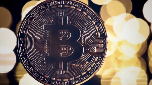Bitcoin supera los $64,000 mientras el S&P 500 cae antes de las minutas de la Fed