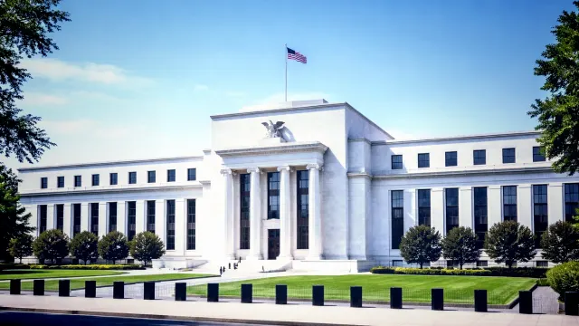 Las Actas del FOMC Revelan Riesgos de Inflación Impulsados por la IA, Afectando las Expectativas de Recortes de Tasas