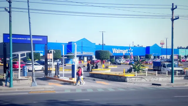 Walmart meldet seltenen Umsatzrückgang, Aktien fallen um 8% aufgrund von Bedenken hinsichtlich der Verbraucherausgaben