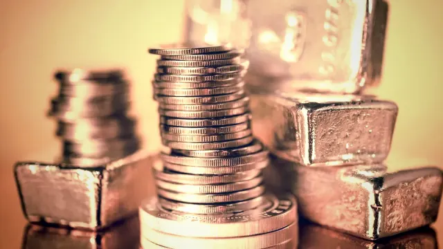 Goldpreis steigt auf 4.600 $ angesichts wirtschaftlicher Unsicherheit und schwachem Dollar