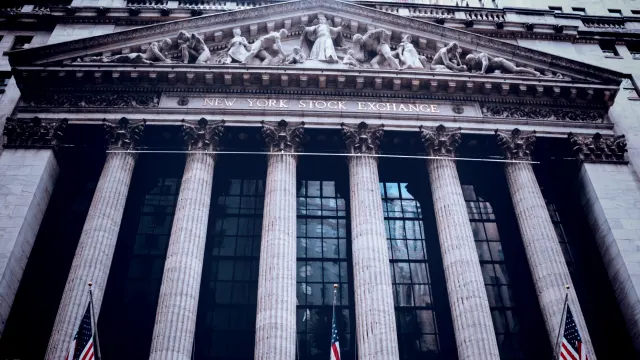 Dow Jones steigt um über 500 Punkte dank starker Geschäftstätigkeit und Krypto-Momentum