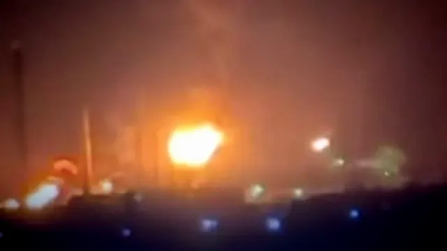 Ataque con Dron Ucraniano Incendia Refinería de Petróleo Afipsky en el Sur de Rusia