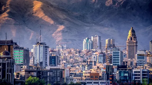 La aprobación de Trump a los ataques de Irán complica la diplomacia entre EE. UU. e Irán en medio del aumento de precios del petróleo