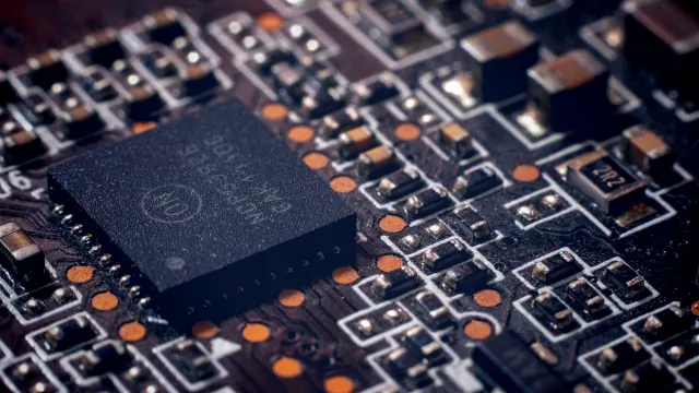 Coatue Management Invierte Miles de Millones en Infraestructura de Semiconductores y Startup de Chips de IA
