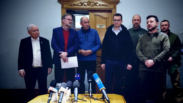 Zelensky se Reúne con Enviados de EE. UU. y Asesores Europeos en Kyiv para Negociaciones de Paz