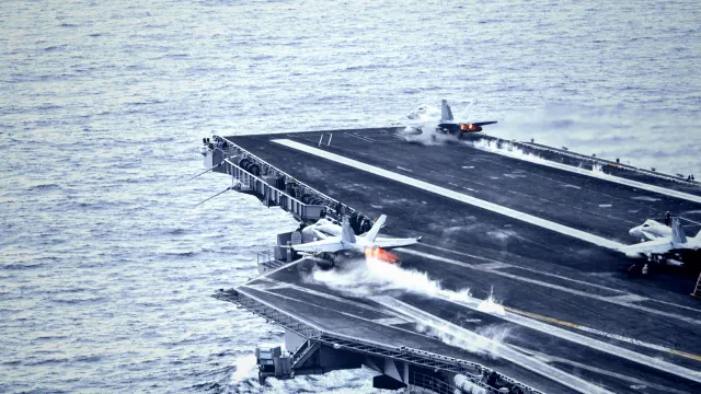 El IRGC de Irán Asegura Haber Lanzado un Ataque con Misiles contra el USS George Washington, Mientras el Pentágono Niega Daños