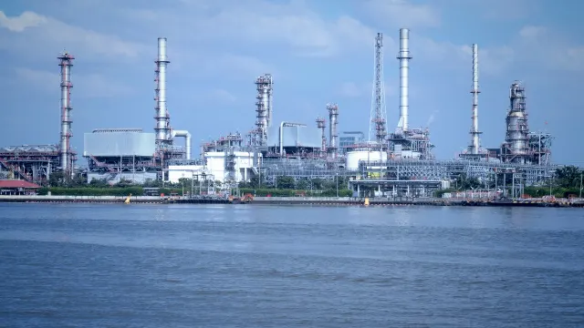 HSBC Ajusta la Proyección del Precio del Petróleo Brent a $90 para 2026 en Medio de la Crisis en el Estrecho de Ormuz