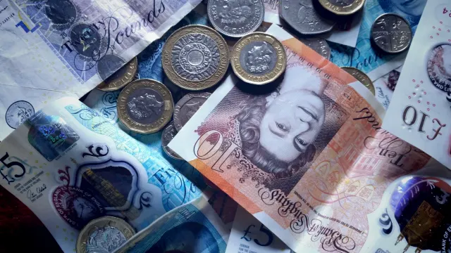 La Libra Esterlina Alcanzó un Mínimo de un Mes Ante el Aumento de Precios del Petróleo y un Dólar Más Fuerte