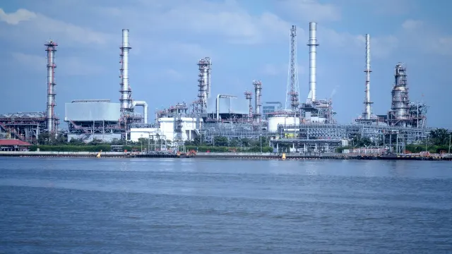 Los Precios del Petróleo en China Alcanzan Niveles Récord Tras los Ataques a Oleoductos en Arabia Saudita
