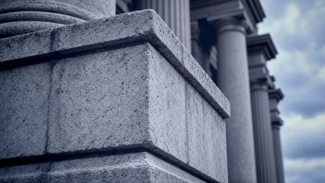 Bitcoin se Mantiene Estable Cerca de $76K Tras el Rebote del Mercado Bursátil de EE. UU. Después del Aumento de Tasas de la Fed