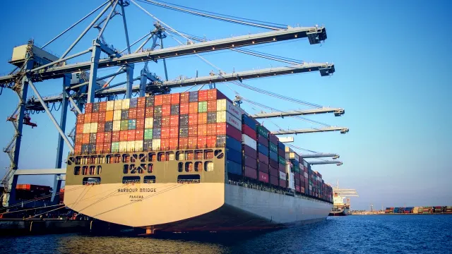 Arabia Saudita Aumenta Exportaciones de Petróleo Ante Especulaciones sobre Oleoductos y Disrupciones de los Hutíes